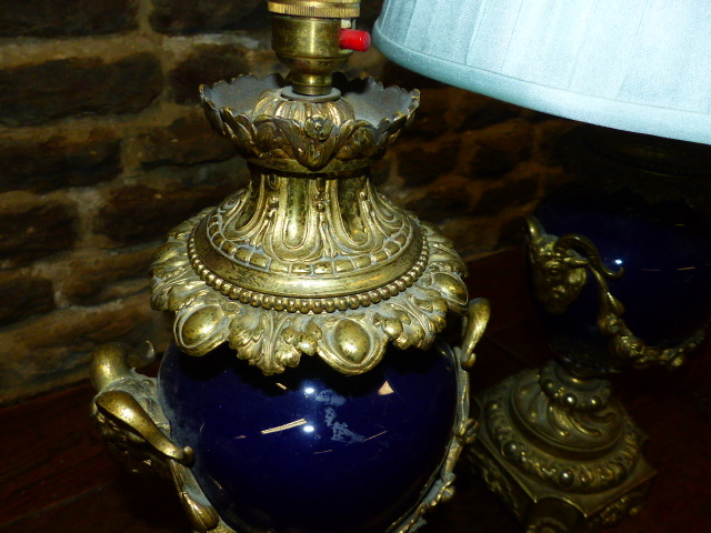 A PAIR OF ANTIQUE FRENCH ORMOLU MOUNTED VASES ADAPTED TO TABLE LAMPS WITH RAM'S HEAD HANDLES AND - Image 5 of 11