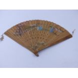 A WOODEN HAND HELD FAN FEATURING A PAINTED ORIENTAL SCENE,EACH SLAT HAS BEEN SIGNED BY 29