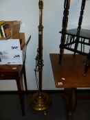 AN EARLY 20th.C.BRASS ADJUSTABLE HEIGHT STANDARD LAMP.