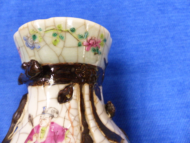 A PAIR OF CHINESE FAMILLE ROSE WARRIOR DECORATED CRACKLE GLAZE VASES WITH APPLIED DRAGON COLLARS AND - Image 37 of 48