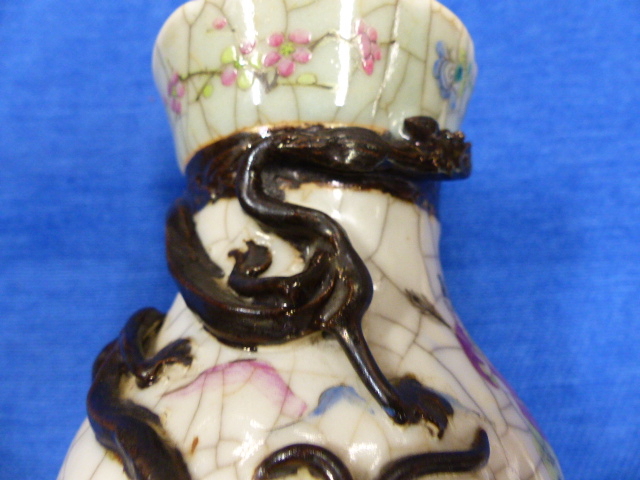 A PAIR OF CHINESE FAMILLE ROSE WARRIOR DECORATED CRACKLE GLAZE VASES WITH APPLIED DRAGON COLLARS AND - Image 36 of 48