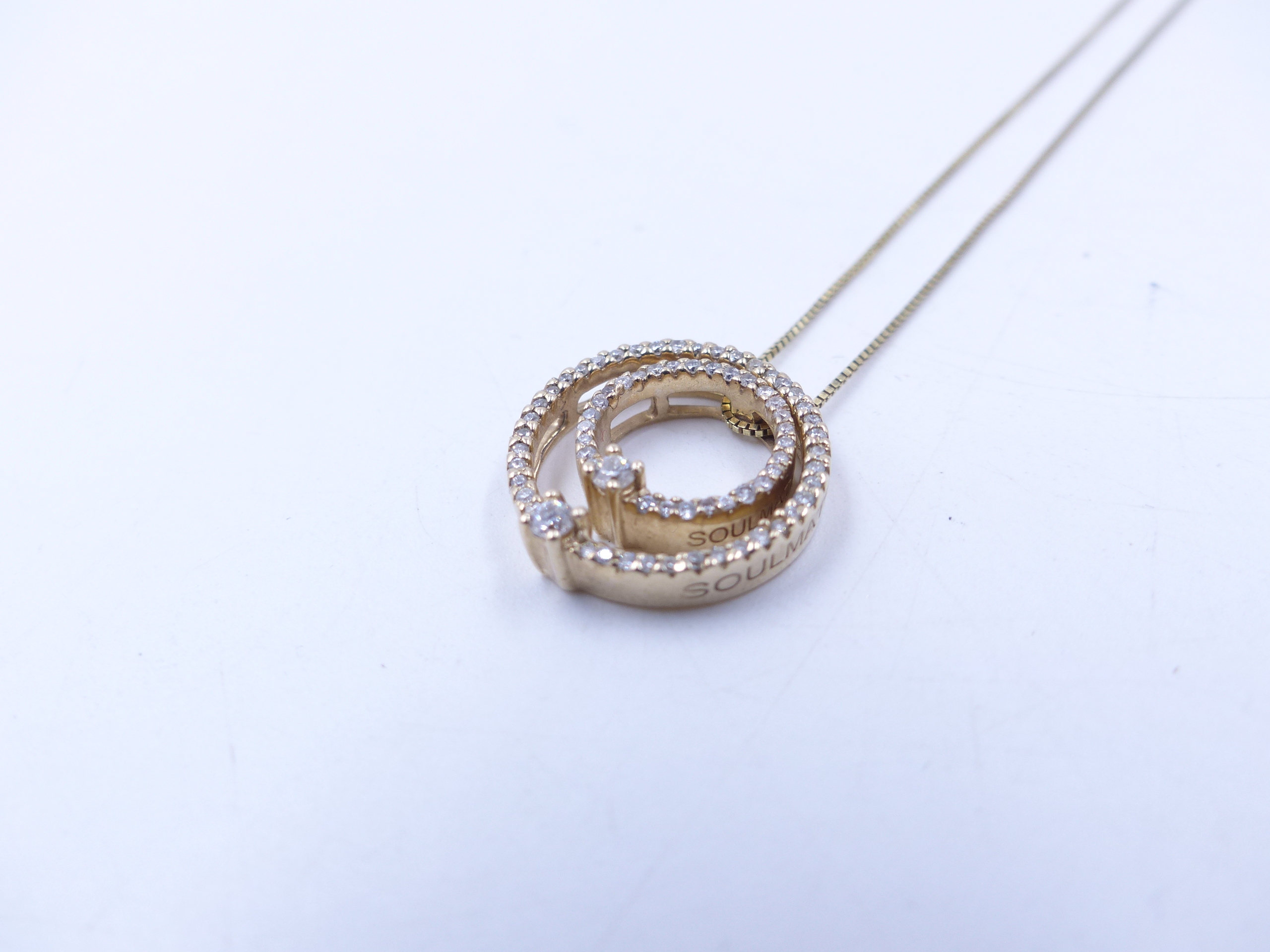 A 9ct YELLOW GOLD DOUBLE DIAMOND HALO PENDANT. TWO HALOS OF DIAMONDS ARE NESTED TOGETHER AND - Image 8 of 11