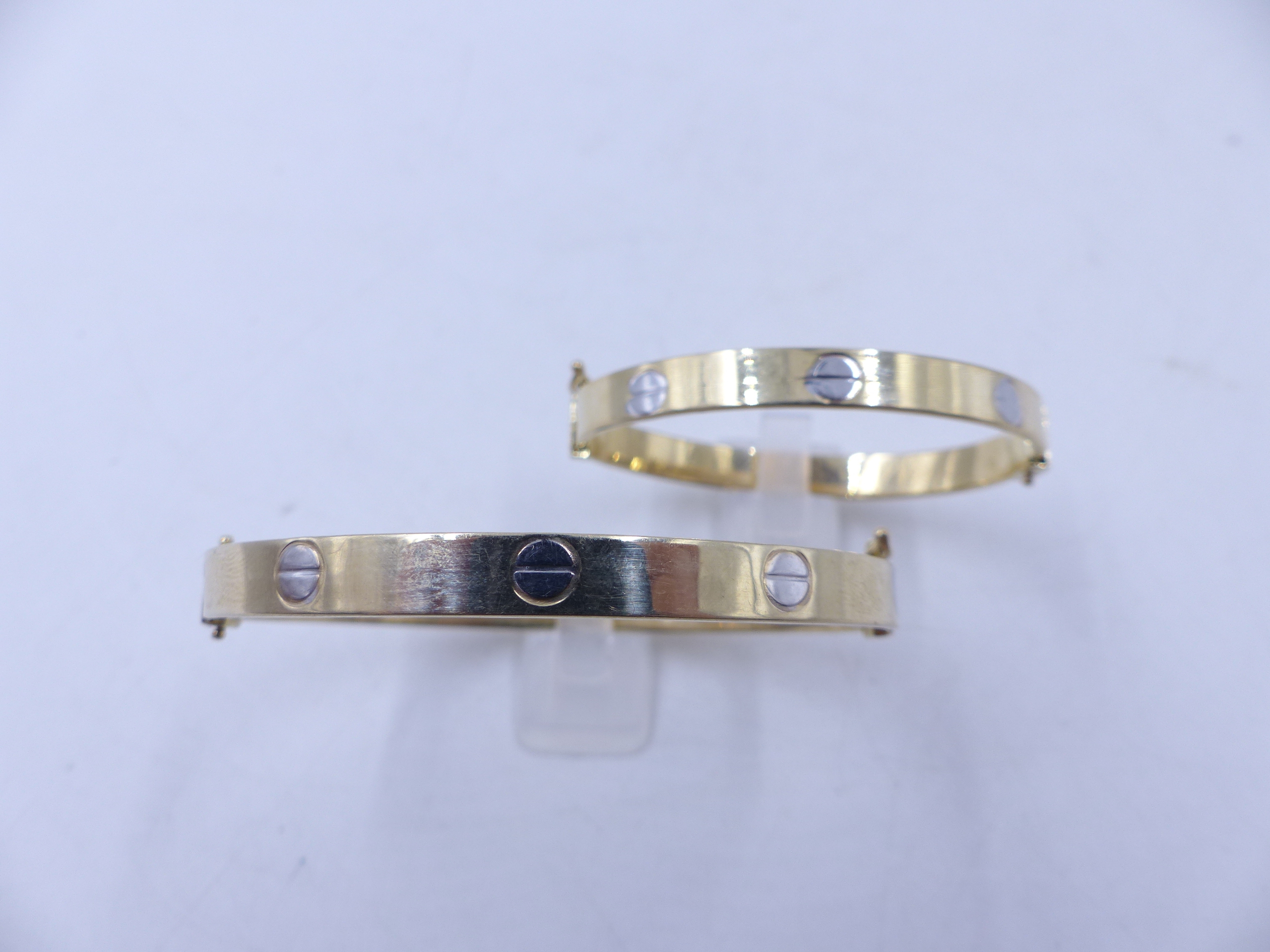 A MATCHING PAIR OF HINGED 9ct CARTIER STYLE BANGLES, ONE ADULT SIZE AND ONE CHILDS SIZE. TOTAL GROSS - Image 6 of 8