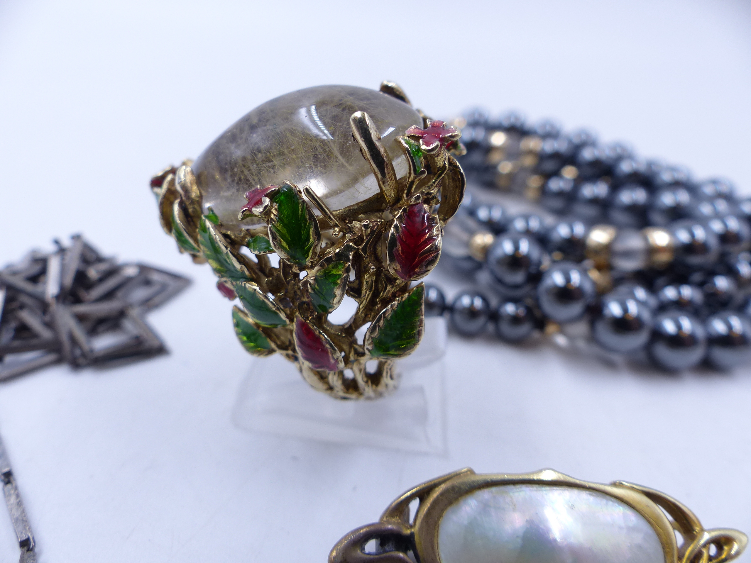 A COLLECTION OF JEWELLERY TO INCLUDE A 925 STAMPED GILDED RUTILATED QUARTZ RING, A ROW OF HEMATITE - Image 11 of 11