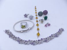 A SELECTION OF MODERN SILVER JEWELLERY TO INCLUDE A MALACHITE RING, MULTI STONE COCKTAIL RINGS,