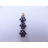 A 9ct YELLOW GOLD TRIPLE CLUSTER SAPPHIRE CABOCHON DROP PENDANT. LENGTH 4.4cms.