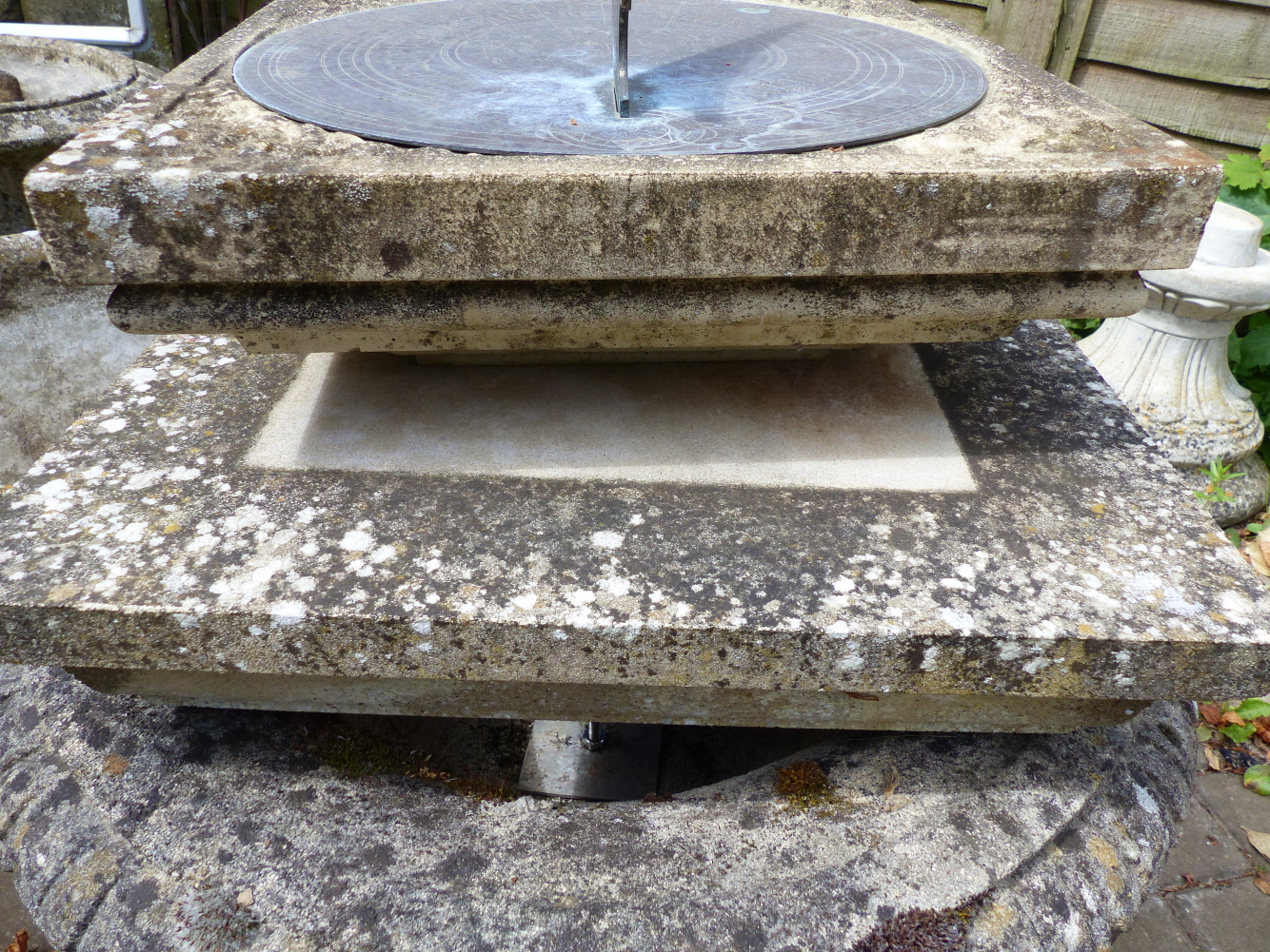 A GARDEN SUNDIAL ON COLUMN SUPPORT. - Image 2 of 3