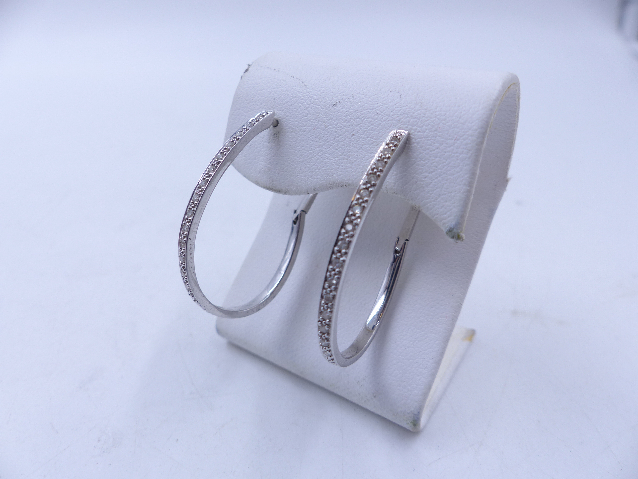 A SELECTION OF 9ct WHITE GOLD DIAMOND SET JEWELLERY TO INCLUDE A DIAMOND BRACELET, DIAMOND HOOPS AND - Image 7 of 11