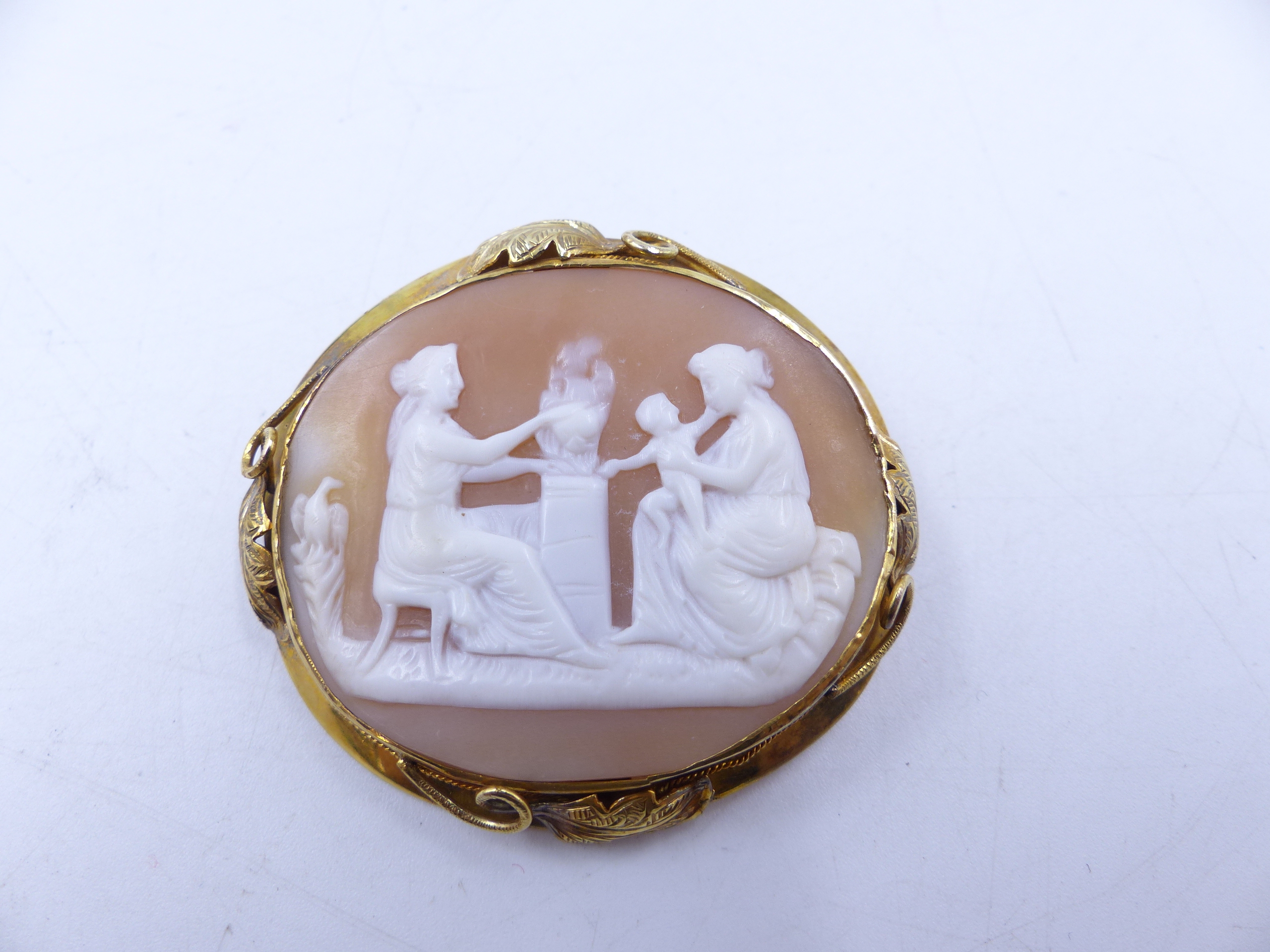 A PORTRAIT CAMEO BROOCH FACING LEFT POSSIBLY OF QUEEN VICTORIA IN A FLUTED YELLOW METAL SETTING, - Image 8 of 12