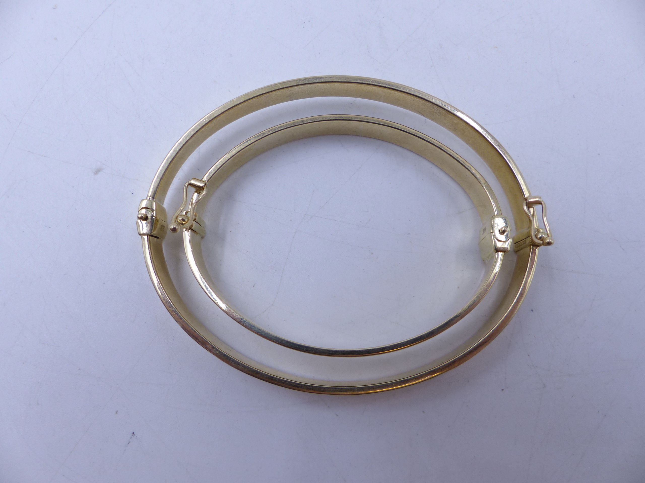 A MATCHING PAIR OF HINGED 9ct CARTIER STYLE BANGLES, ONE ADULT SIZE AND ONE CHILDS SIZE. TOTAL GROSS - Image 7 of 8