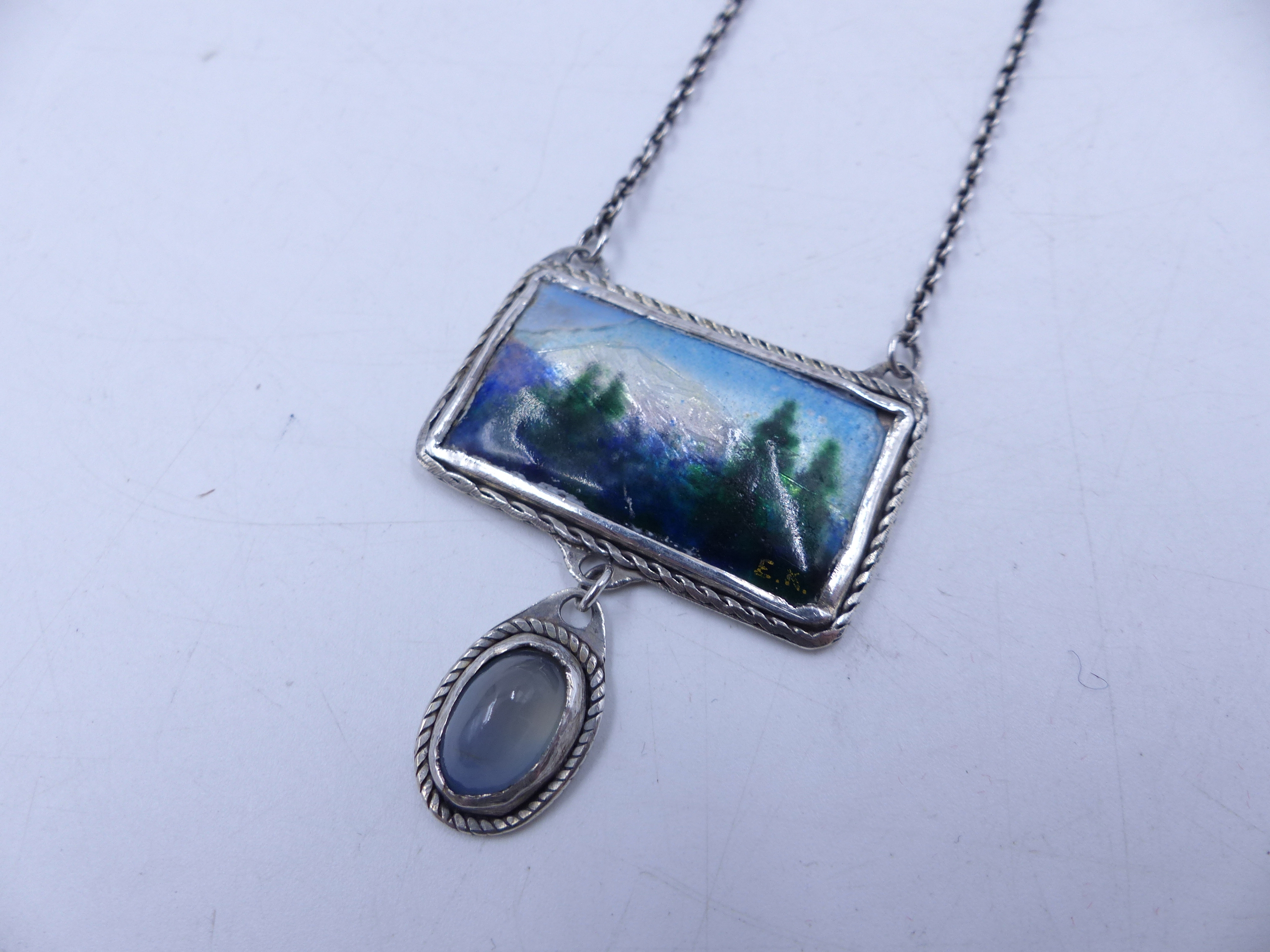 AN ARTS AND CRAFTS STYLE ENAMELLED PENDANT, THE CENTRAL RECTANGLE ENAMEL IS A MOUNTAIN LANDSCAPE - Image 3 of 15