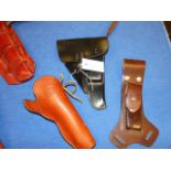 A GROUP OF VARIOUS LEATHER PISTOL HOLSTERS.