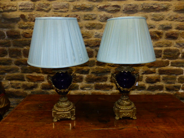 A PAIR OF ANTIQUE FRENCH ORMOLU MOUNTED VASES ADAPTED TO TABLE LAMPS WITH RAM'S HEAD HANDLES AND - Image 10 of 11