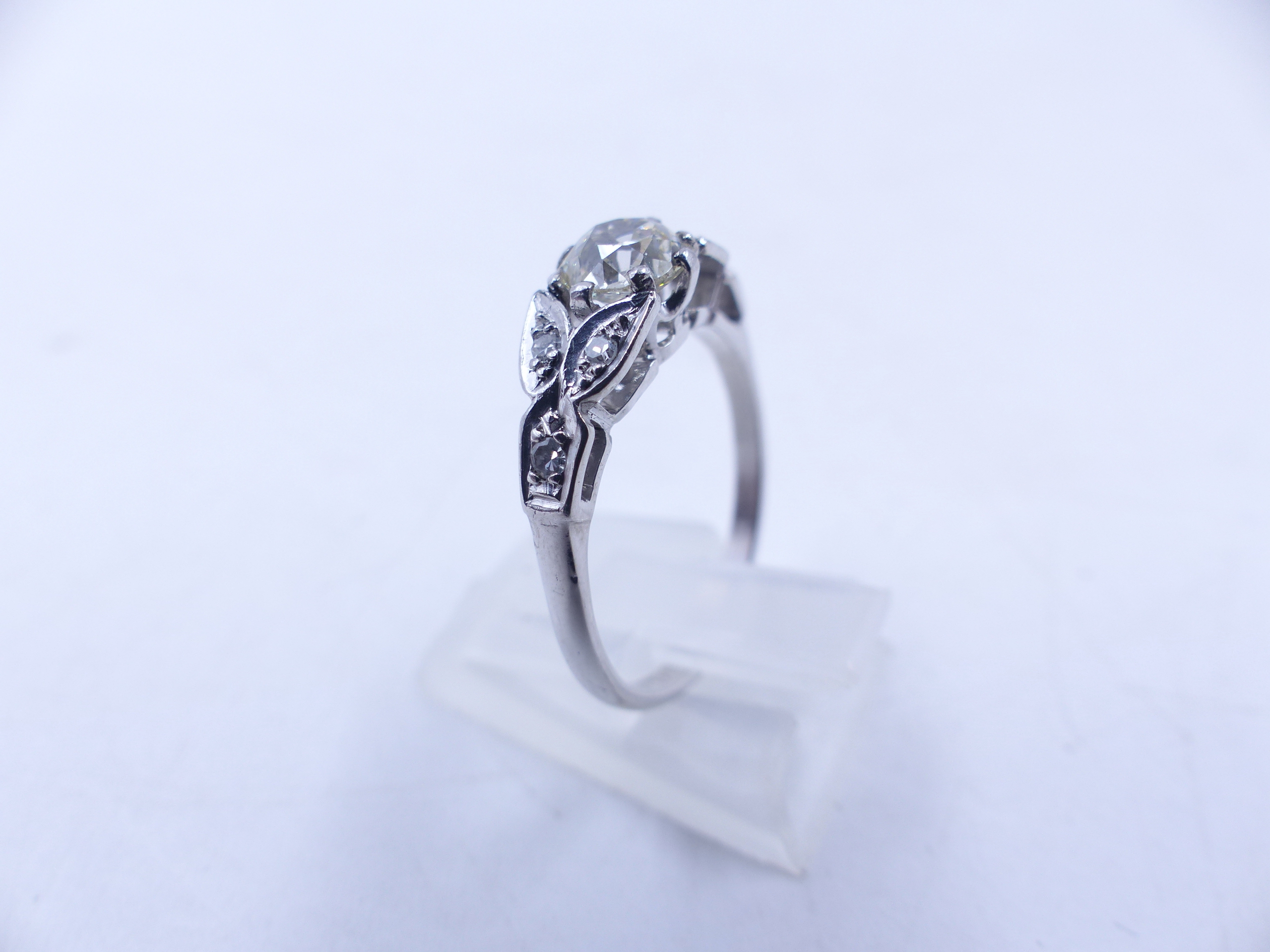 AN 18ct STAMPED OLD CUT DIAMOND RING. THE CENTRAL OLD CUT DIAMOND IS HELD IN AN EIGHT CLAW SETTING - Image 8 of 14