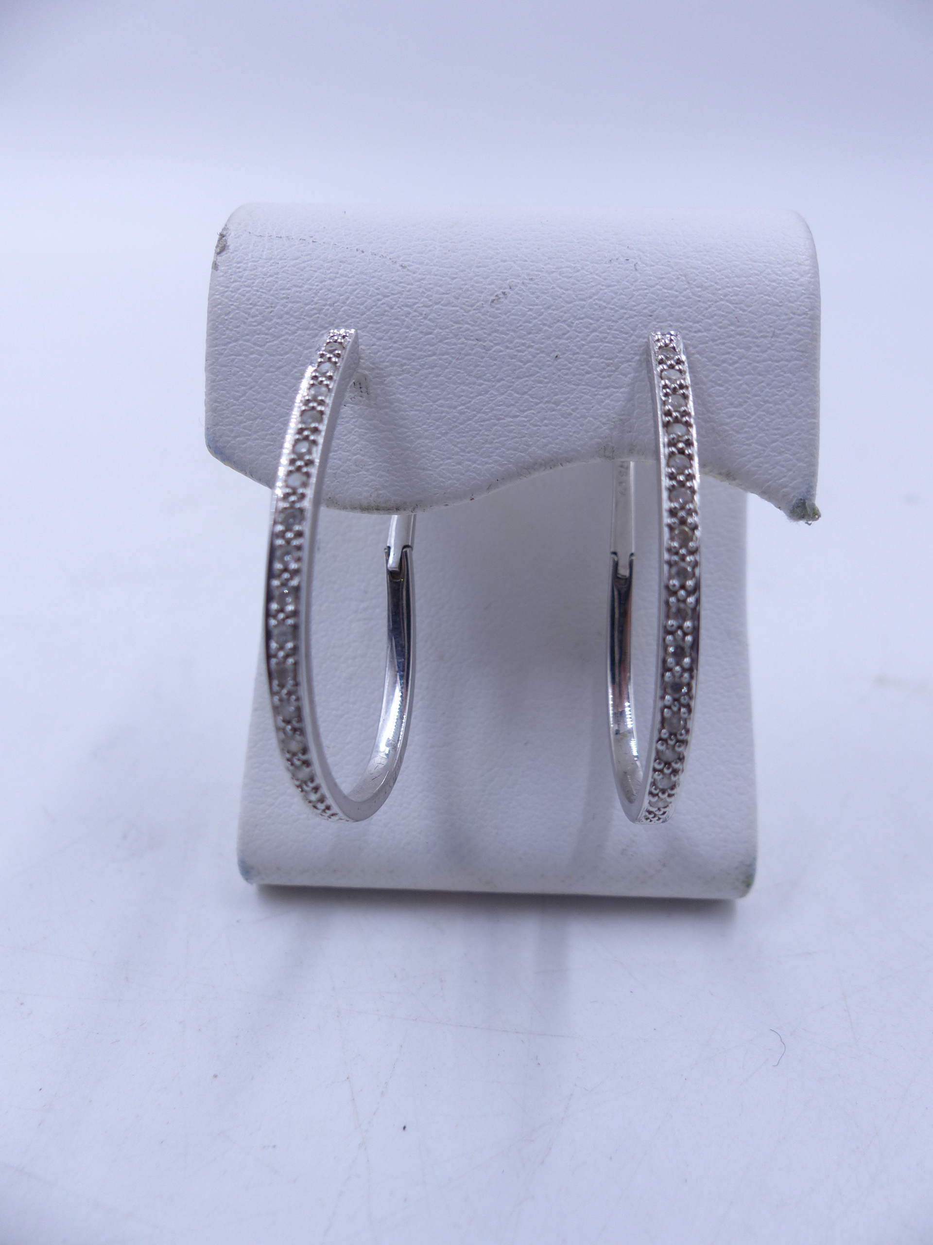 A SELECTION OF 9ct WHITE GOLD DIAMOND SET JEWELLERY TO INCLUDE A DIAMOND BRACELET, DIAMOND HOOPS AND - Image 6 of 11