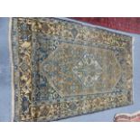 AN ANTIQUE PERSIAN HAMADAN RUG. 210 x 140cms.