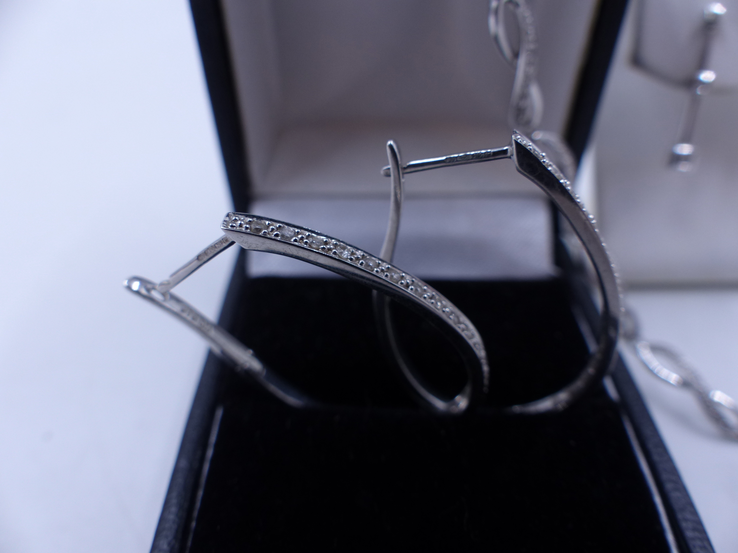 A SELECTION OF 9ct WHITE GOLD DIAMOND SET JEWELLERY TO INCLUDE A DIAMOND BRACELET, DIAMOND HOOPS AND - Image 4 of 11