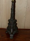 AN ANTIQUE CAST PATINATED BRONZE TABLE LAMP MOUNTED WITH CLASSICAL FIGURES WITHIN NICHE AND STANDING