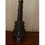 AN ANTIQUE CAST PATINATED BRONZE TABLE LAMP MOUNTED WITH CLASSICAL FIGURES WITHIN NICHE AND STANDING