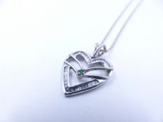 A 9ct WHITE GOLD DIAMOND AND EMERALD HEART PENDANT SUSPENDED ON A WHITE GOLD FANCY LINK SOLID 40cm