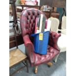A LEATHER UPHOLSTERED SWIVEL OFFICE CHAIR.
