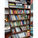 A LARGE COLLECTION OF BOOKS TO INCLUDE MANY ON ART AND ANTIQUES.