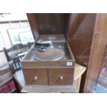 AN OAK CASED GRAMOPHONE.