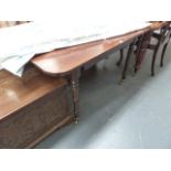 AN EARLY VICTORIAN MAHOGANY EXTENDING DINING TABLE.