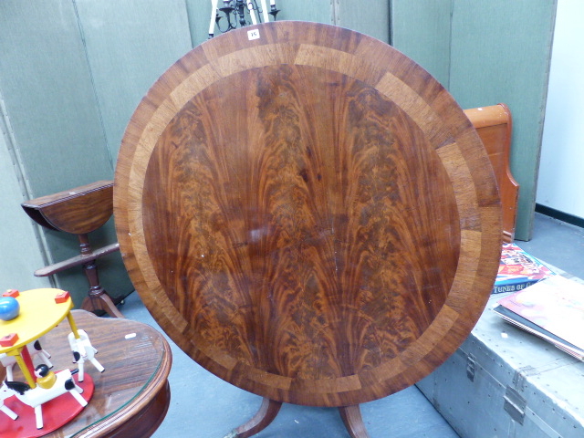 A REGENCY WALNUT TILT TOP BREAKFAST TABLE. - Image 34 of 35