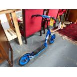 A BLUE SCOOTER WITH BRAKES.