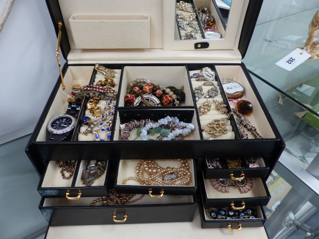 A SELECTION OF JEWELLERY CONTAINED IN A LEATHER JEWELLERY CASE.