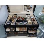 A SELECTION OF JEWELLERY CONTAINED IN A LEATHER JEWELLERY CASE.