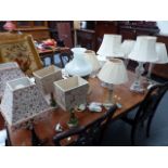 A QTY OF TABLE LAMPS.