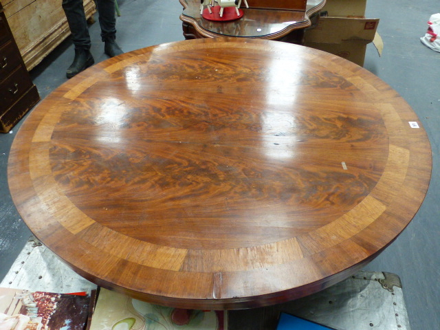 A REGENCY WALNUT TILT TOP BREAKFAST TABLE. - Image 3 of 35