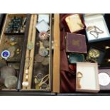 VARIED SELECTION OF VINTAGE JEWELLERY TO INCLUDE MICRO MOSAIC, CAMEOS, ETC.