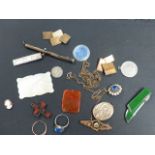 VINTAGE JEWELLERY TO INCLUDE A 9CT BROOCH, SILVER RING, ETC.