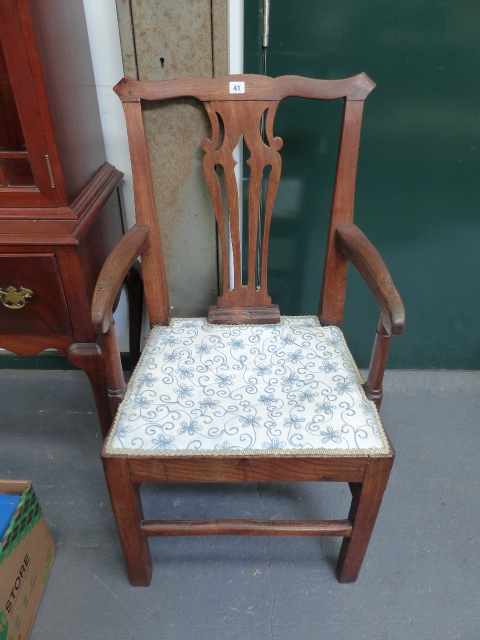 A COUNTRY ELM ARMCHAIR.