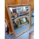 A GOOD QUALITY LARGE GILT FRAMED MIRROR WITH CLASSICAL FRAME.