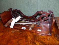 AN EDWARDIAN CARVED MAHOGANY DESK TOP BOOKSTAND TOGETHER WITH AN OAK ADJUSTABLE BOOKSTAND AND TWO