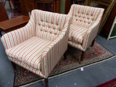 A PAIR OF REGENCY STYLE ARMCHAIRS WITH CHECKERED UPHOLSTERY AND LOOSE SEAT CUSHIONS WITH BRASS AND