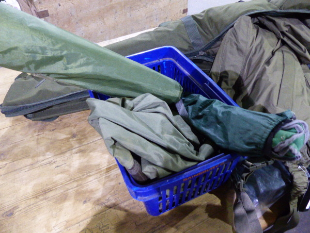 A QTY OF VARIOUS FISHING ROD CARRY BAGS, SOME AS NEW TOGETHER WITH THREE LANDING NETS, A BIVVY TENT, - Image 5 of 5