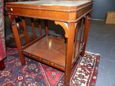 A PAIR OF MAHOGANY GEORGIAN STYLE LAMP TABLES WITH INSET GLASS TOPS.