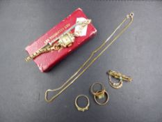 A SELECTION OF 9ct GOLD AND OTHER JEWELLERY TO INCLUDE A 9ct GOLD GREEN COBALT CLAW SET RING, A