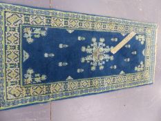 AN INTERESTING SMALL HAND WOVEN ARTS AND CRAFTS DESIGN RUG. 155 x 70cms.