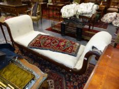 AN EARLY VICTORIAN MAHOGANY SHOW FRAME SCROLL END SETTEE/DAY BED ON TURNED LEGS WITH BRASS