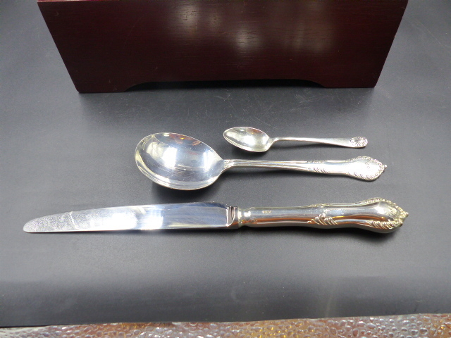 A SILVER HALLMARKED CASED CANTEEN OF CUTLERY OF FIDDLE SHELL AND SCROLL DESIGN VARIOUSLY DATED - Image 5 of 6
