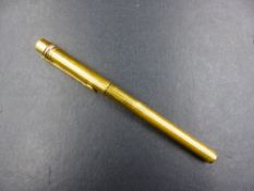 A VINTAGE MUST DE CARTIER GOLD PLATED FOUNTAIN PEN COMPLETE WITH A 18K STAMPED GOLD NIB, REFERENCE