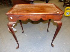 AN ANTIQUE MAHOGANY SILVER TABLE WITH RAISED EDGE TRAY TOP OVER LONG SLENDER CABRIOLE LEGS. 72 x