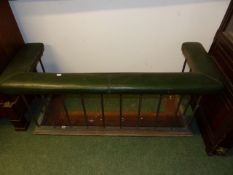 AN EDWRDAIAN BRASS CLUB FENDER WITH FULLY UPHOLSTERED TOP RAIL / SEAT. INTERNAL WIDTH AT FLOOR