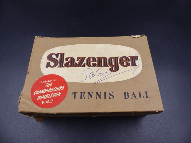 A FULL BOX OF 1950'S SLAZENGER TENNIS BALLS, THE LID OF THE BOX BEARING AN INDISTINCT SIGNATURE. - Image 5 of 10